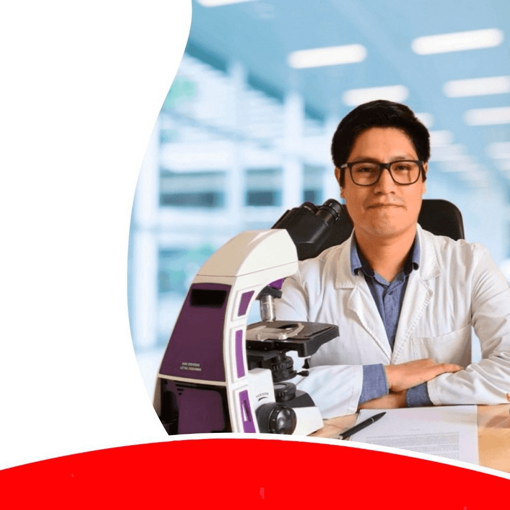 Dr. Alex Juárez en su consultorio